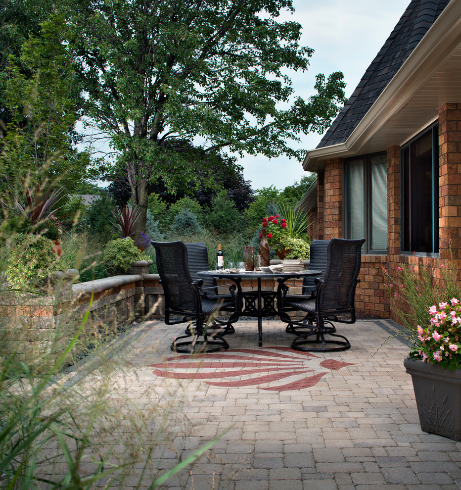 Источник вдохновения для домашнего уюта: участок и сад среднего размера на заднем дворе в стиле модернизм с мощением тротуарной плиткой
