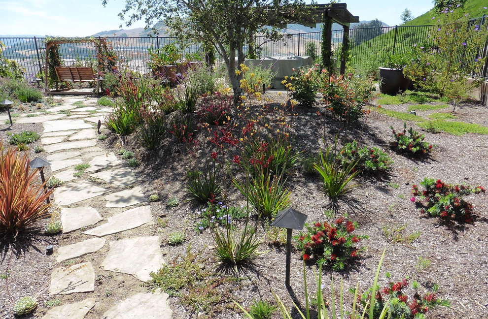 Foto di un grande giardino classico esposto in pieno sole dietro casa in estate con pavimentazioni in pietra naturale e fontane