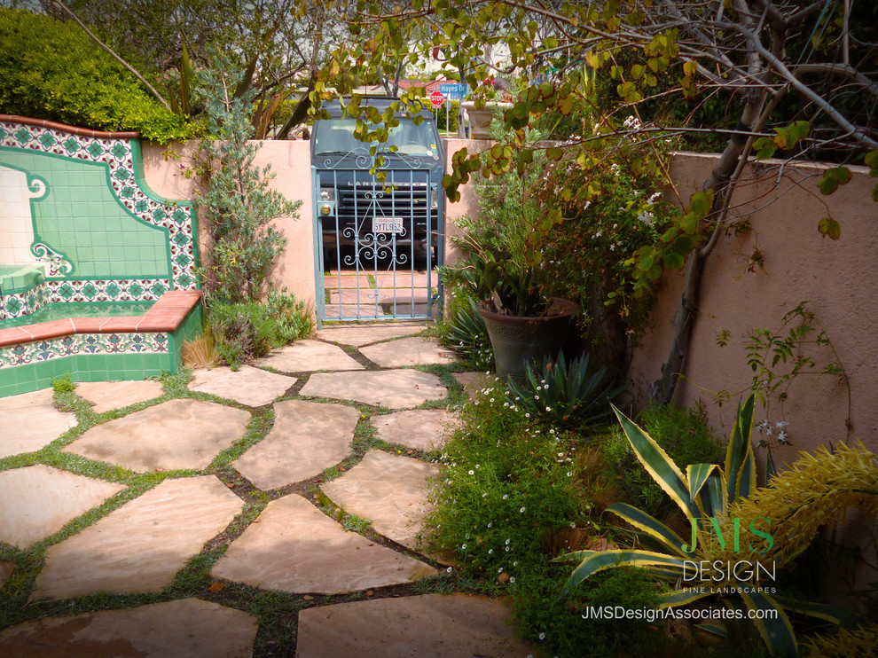 Inspiration for a southwestern landscaping in Los Angeles.