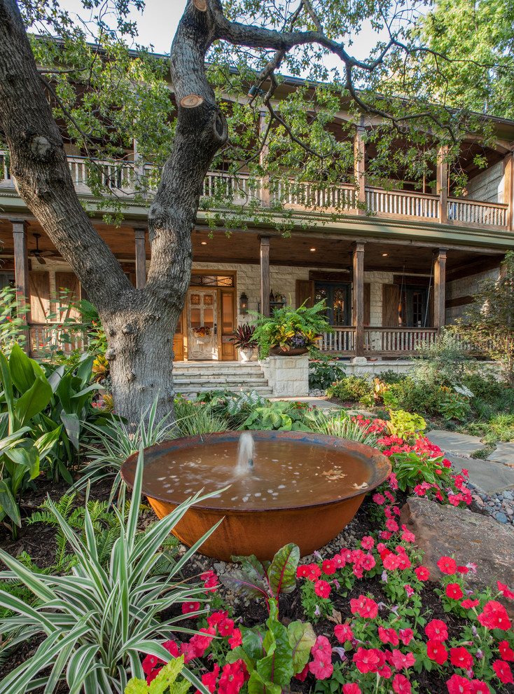 Inspiration for a rustic front yard flower bed in Dallas.