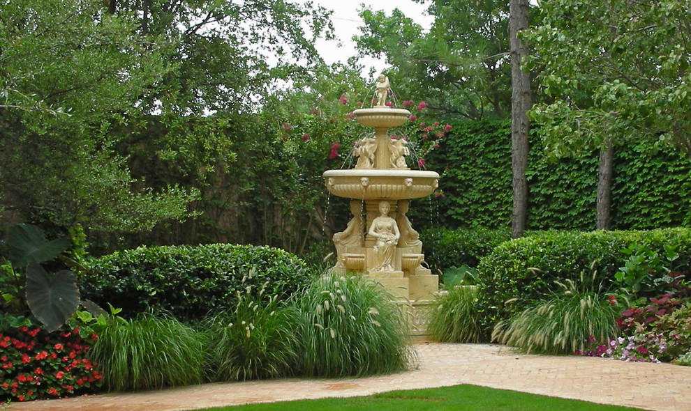 Diseño de jardín mediterráneo de tamaño medio en verano en patio con jardín francés, exposición parcial al sol y adoquines de piedra natural