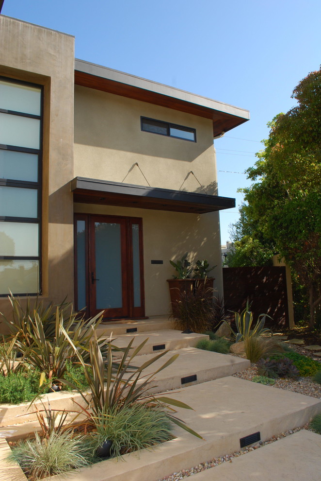 This is an example of a contemporary front yard landscaping in Los Angeles.