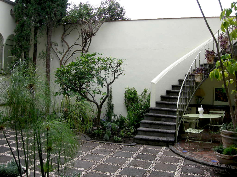 他の地域にある地中海スタイルのおしゃれな中庭 (階段) の写真