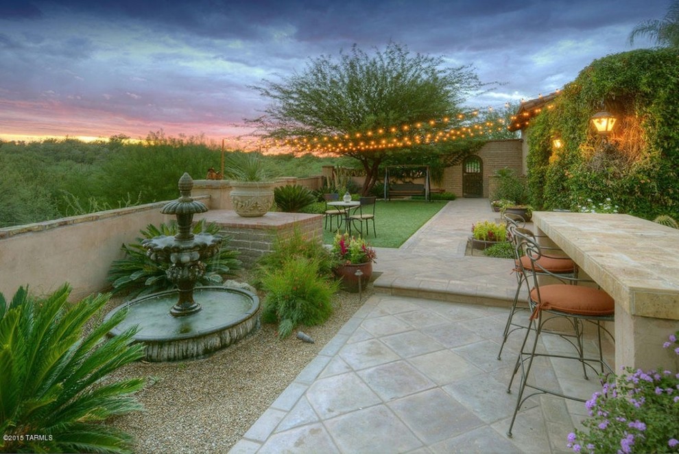 Design ideas for a mid-sized southwestern full sun side yard landscaping in San Diego for winter.