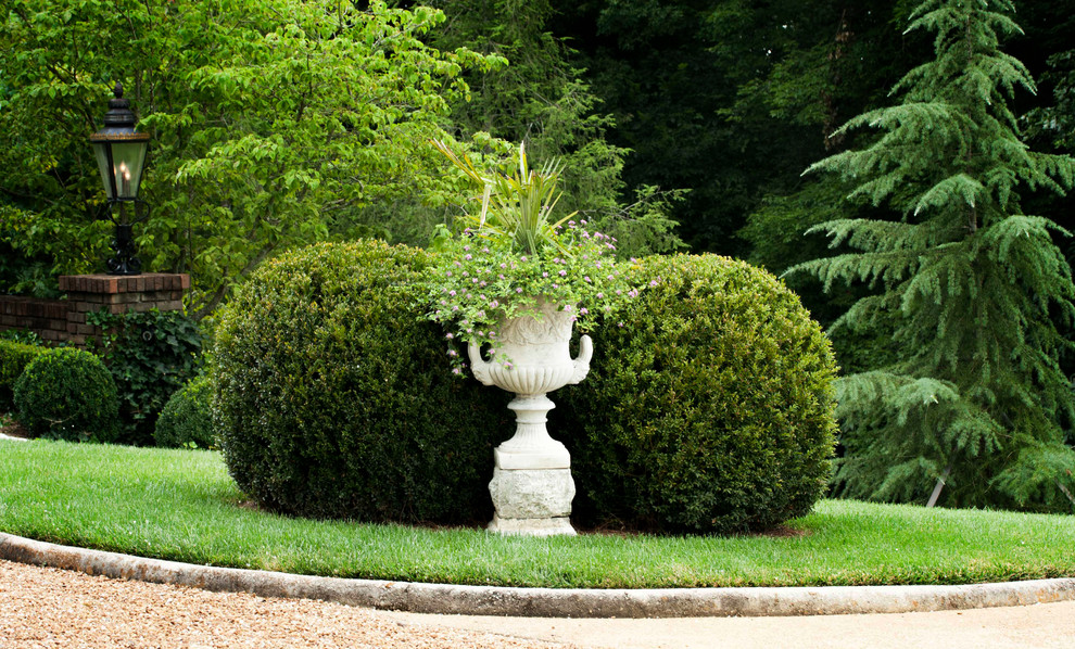 Идея дизайна: участок и сад среднего размера в классическом стиле с полуденной тенью