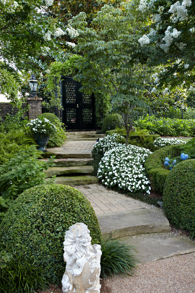 На фото: летний участок и сад на заднем дворе в классическом стиле с мощением клинкерной брусчаткой с