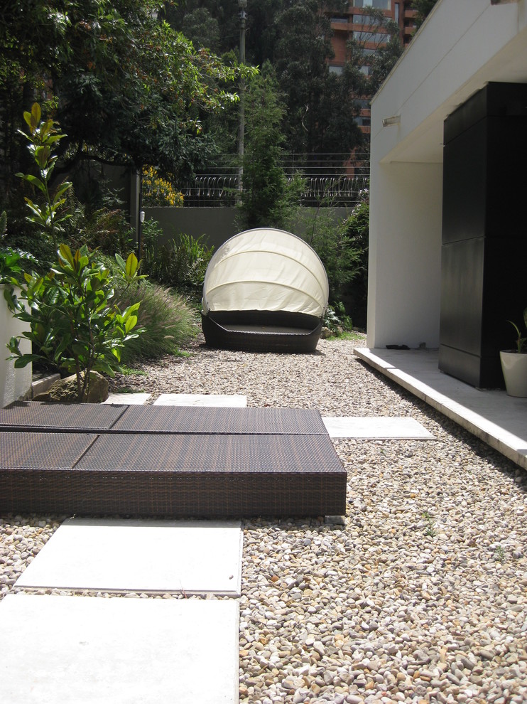 Пример оригинального дизайна: участок и сад на заднем дворе в стиле модернизм с покрытием из гравия