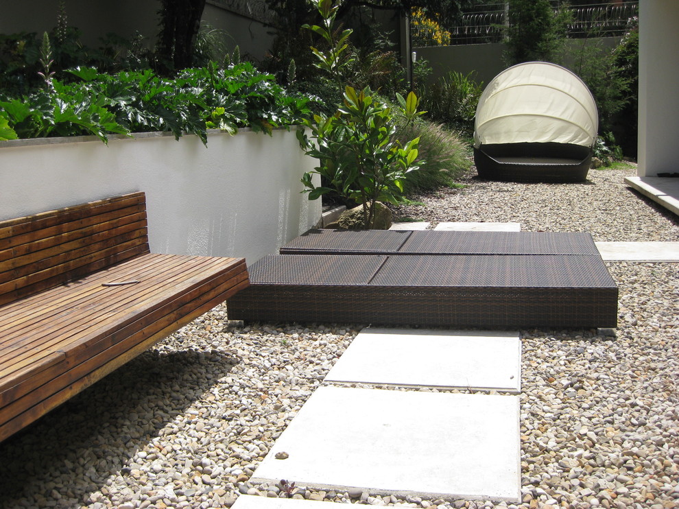 На фото: участок и сад на заднем дворе в стиле модернизм с мощением тротуарной плиткой