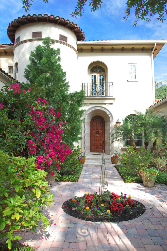Пример оригинального дизайна: участок и сад на переднем дворе в средиземноморском стиле с мощением клинкерной брусчаткой