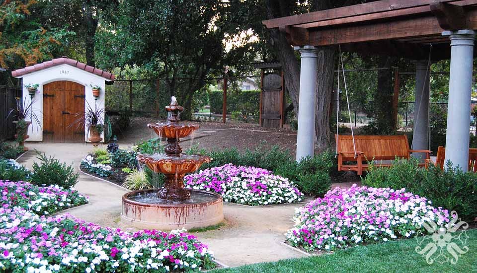 Стильный дизайн: летний участок и сад среднего размера на заднем дворе в средиземноморском стиле с полуденной тенью - последний тренд
