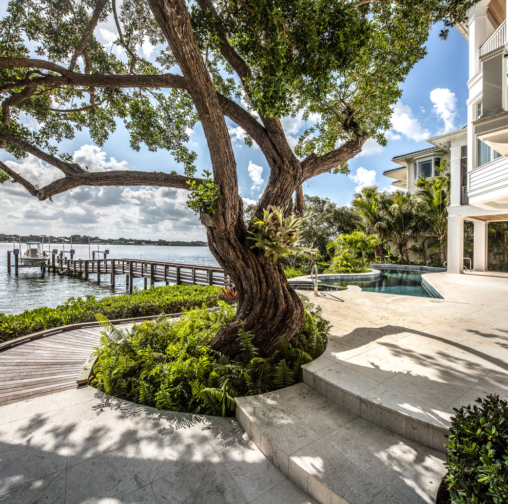 Mittelgroßer, Halbschattiger Maritimer Gartenweg hinter dem Haus mit Natursteinplatten in Tampa