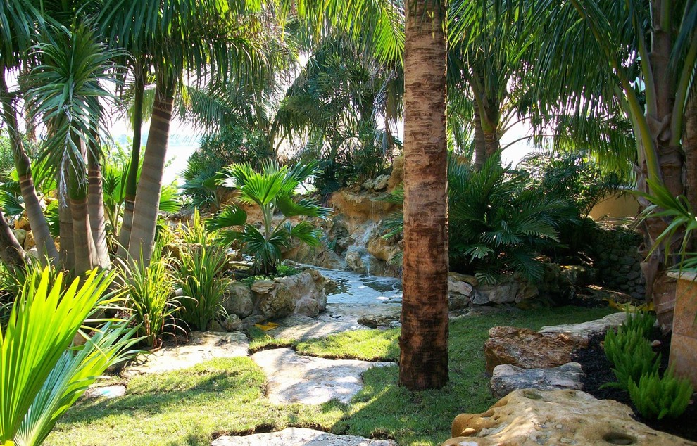 Immagine di un giardino tropicale con fontane e passi giapponesi