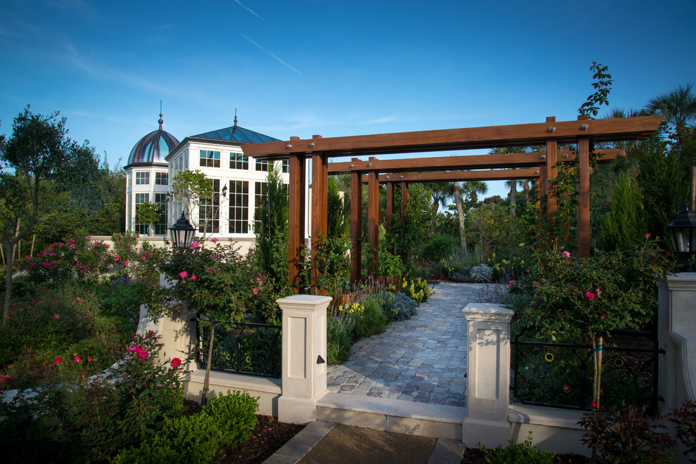 Стильный дизайн: летний участок и сад на заднем дворе в классическом стиле - последний тренд