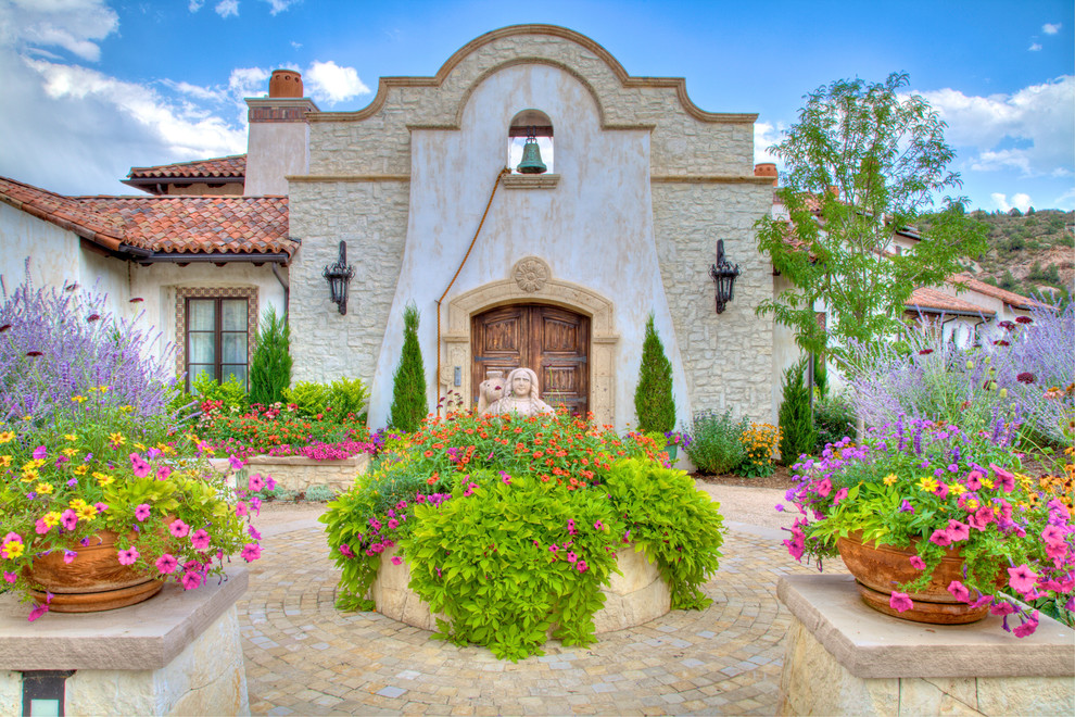Esempio di un grande giardino formale mediterraneo esposto a mezz'ombra dietro casa con pavimentazioni in pietra naturale