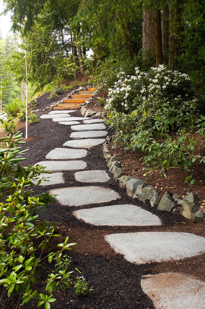 Mittelgroßer, Schattiger Eklektischer Gartenweg hinter dem Haus mit Betonboden in Seattle
