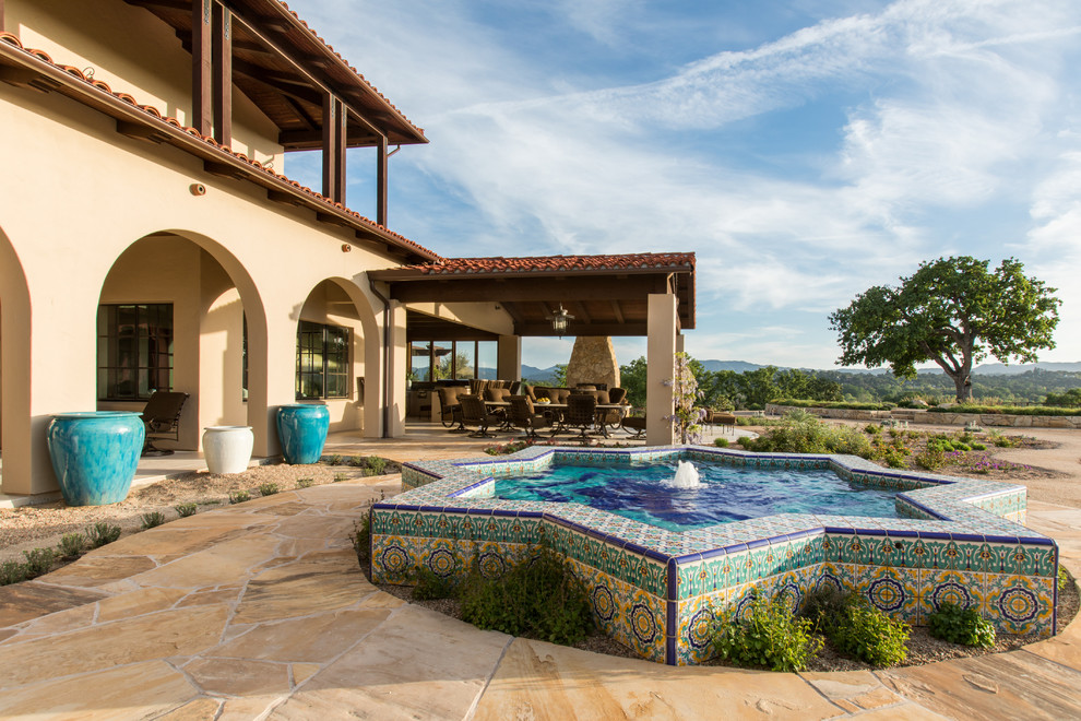 Mediterraner Garten mit Wasserspiel und direkter Sonneneinstrahlung in San Luis Obispo