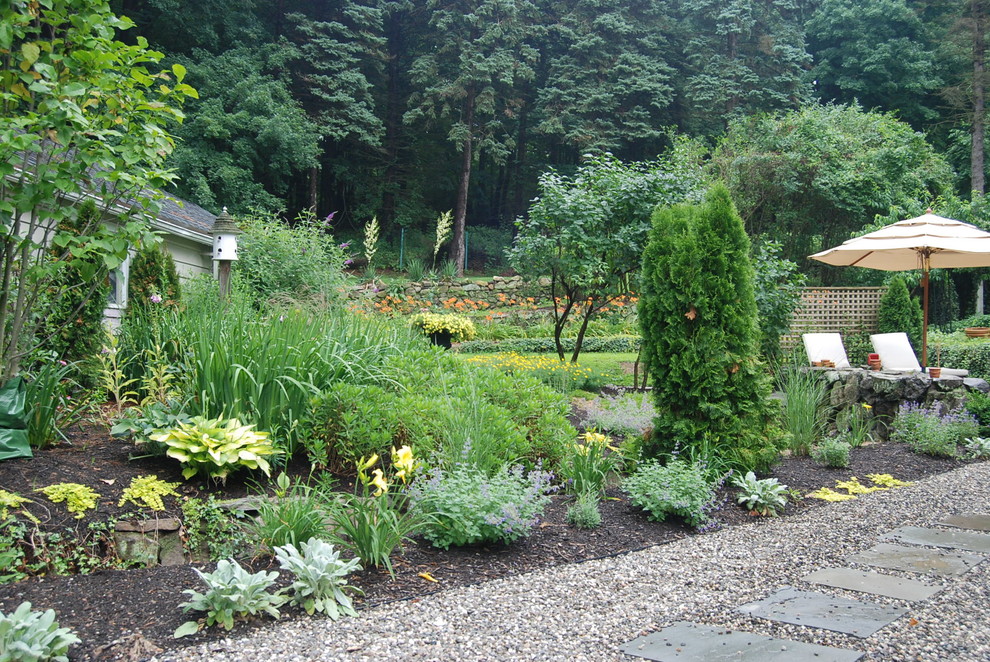 Свежая идея для дизайна: маленький солнечный участок и сад на заднем дворе в стиле кантри с садовой дорожкой или калиткой, хорошей освещенностью и покрытием из каменной брусчатки для на участке и в саду - отличное фото интерьера