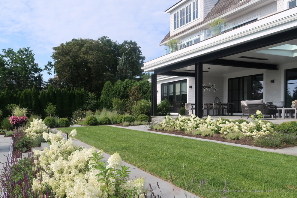 Пример оригинального дизайна: солнечный, летний участок и сад на заднем дворе в современном стиле с хорошей освещенностью и покрытием из каменной брусчатки