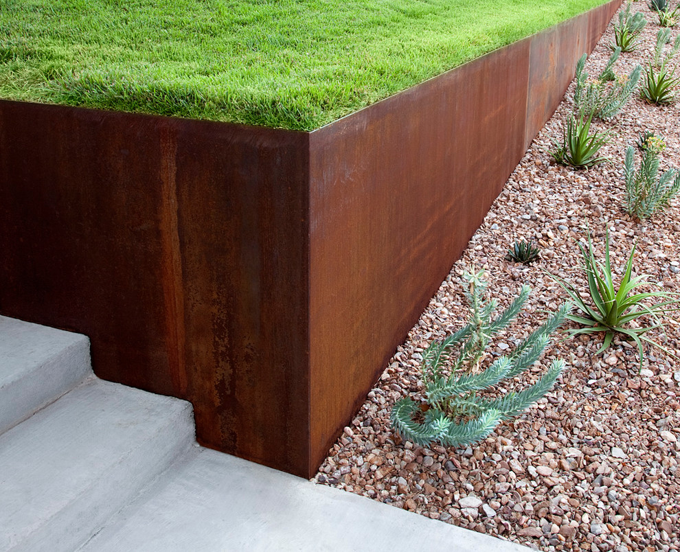 Idee per un giardino xeriscape minimalista di medie dimensioni e davanti casa con un ingresso o sentiero e pavimentazioni in cemento