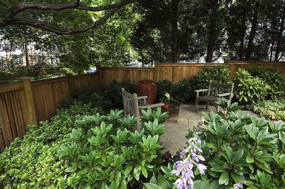 Imagen de jardín tradicional pequeño en primavera en patio trasero con adoquines de piedra natural y exposición parcial al sol
