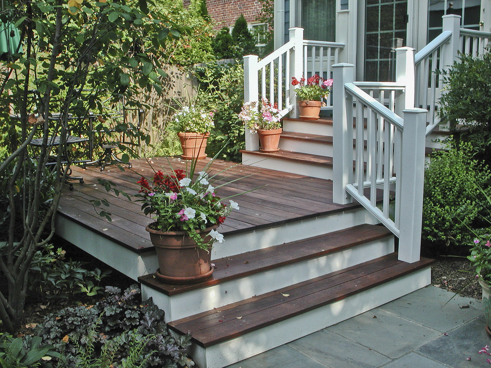 На фото: маленькая терраса на заднем дворе в классическом стиле для на участке и в саду с