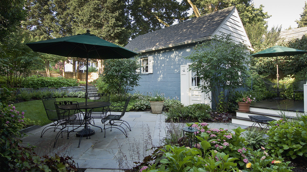 Foto di un patio o portico tradizionale di medie dimensioni e dietro casa