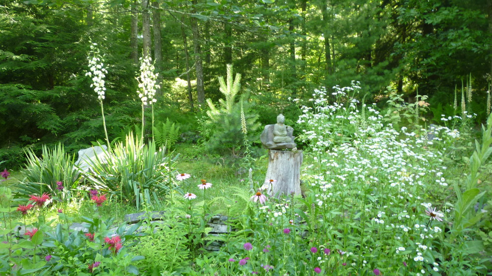 Exemple d'un très grand jardin arrière montagne l'été avec une exposition partiellement ombragée et des pavés en pierre naturelle.