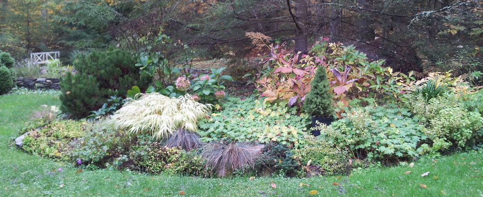 Großer, Halbschattiger Uriger Garten im Herbst, hinter dem Haus mit Natursteinplatten in New York