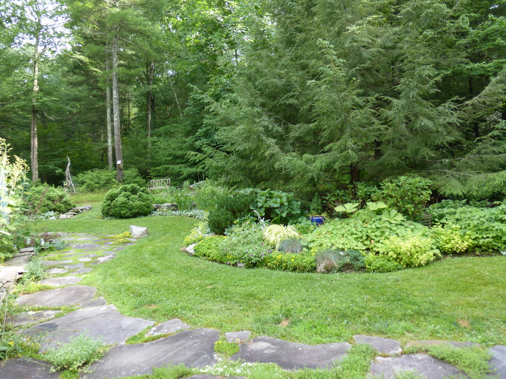 Стильный дизайн: огромный солнечный, летний засухоустойчивый сад на заднем дворе в стиле рустика с подпорной стенкой, хорошей освещенностью и покрытием из каменной брусчатки - последний тренд