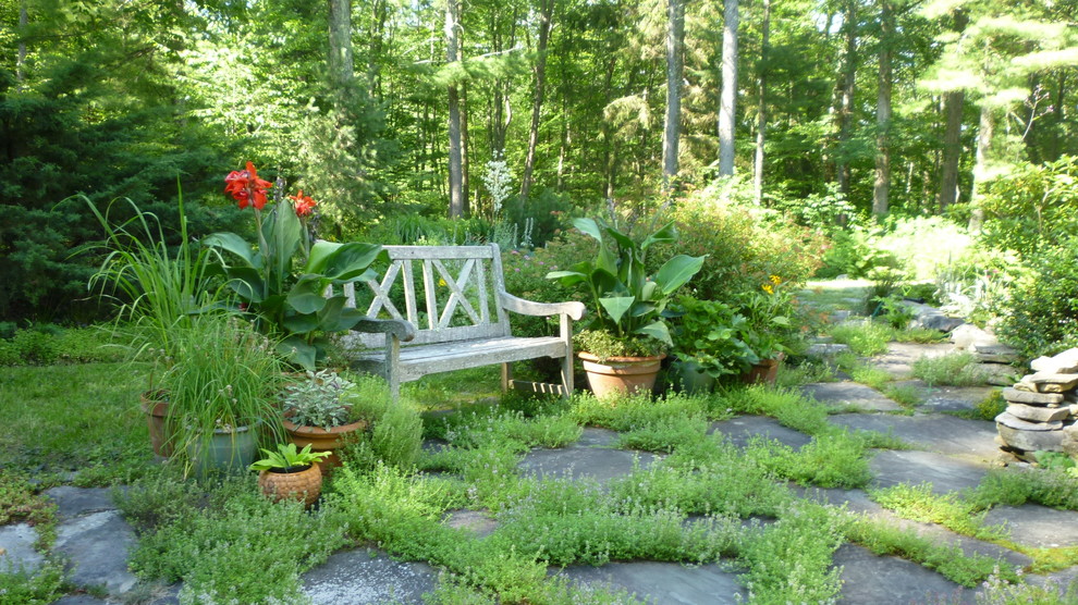Foto di un grande giardino rustico esposto in pieno sole dietro casa in estate con un ingresso o sentiero e pavimentazioni in pietra naturale