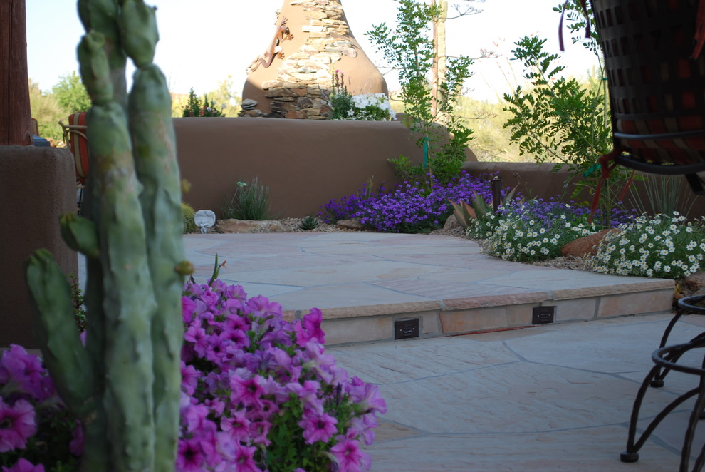 フェニックスにある中くらいなサンタフェスタイルのおしゃれな裏庭 (砂利舗装) の写真