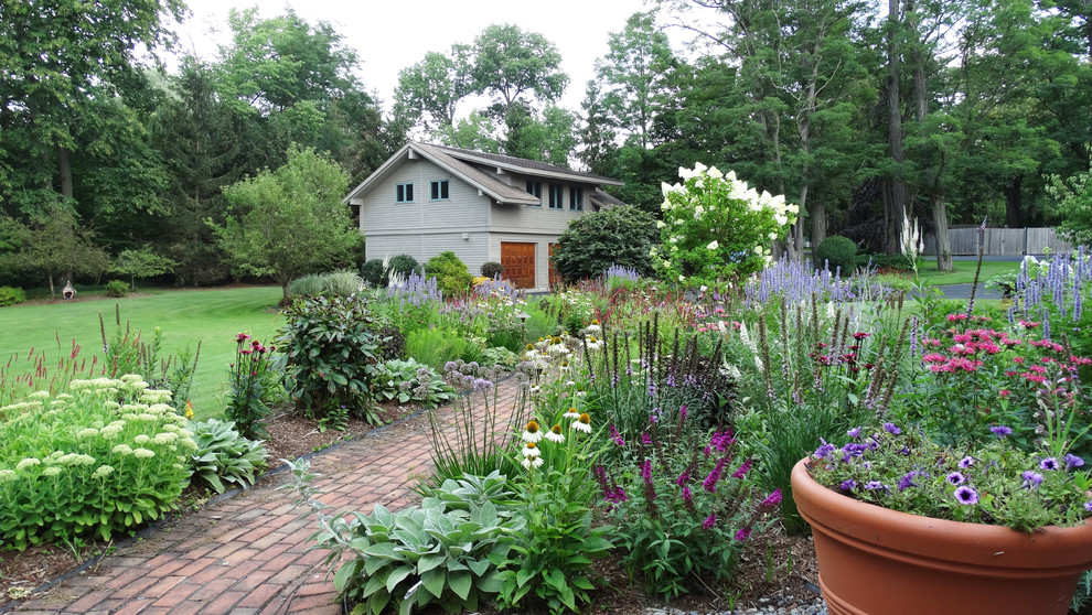 На фото: маленький летний, солнечный участок и сад на переднем дворе в классическом стиле с садовой дорожкой или калиткой, мощением клинкерной брусчаткой и хорошей освещенностью для на участке и в саду