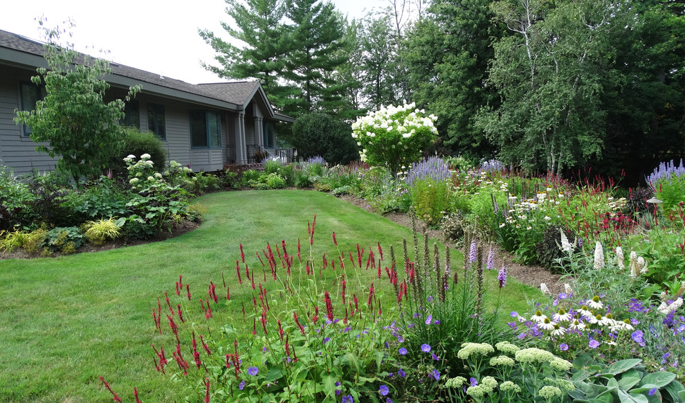 Пример оригинального дизайна: маленький летний участок и сад на переднем дворе в стиле кантри с подъездной дорогой, садовой дорожкой или калиткой, полуденной тенью и мощением клинкерной брусчаткой для на участке и в саду