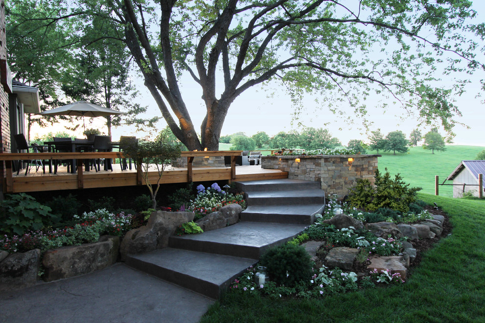 Großer Rustikaler Garten hinter dem Haus mit Blumenbeet in Kansas City