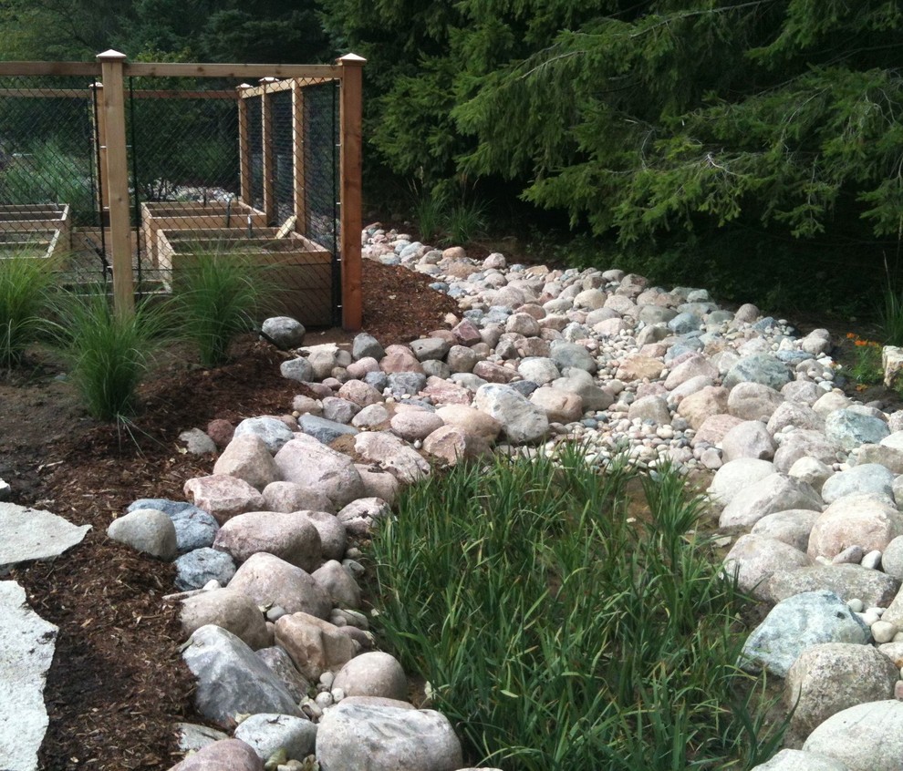 Cedar Enclosed Vegetable Garden Traditional Landscape Milwaukee