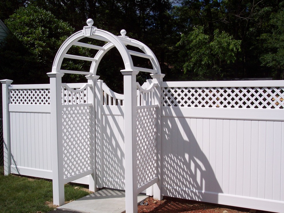 Пример оригинального дизайна: солнечный регулярный сад среднего размера на заднем дворе в классическом стиле с хорошей освещенностью и мульчированием