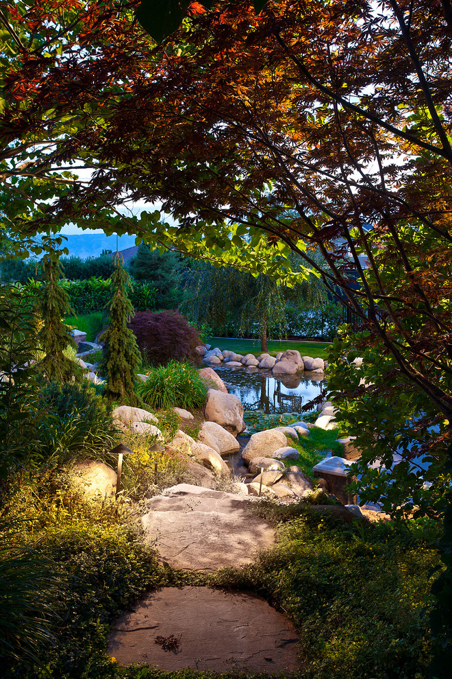 ソルトレイクシティにあるトラディショナルスタイルのおしゃれな庭の噴水の写真