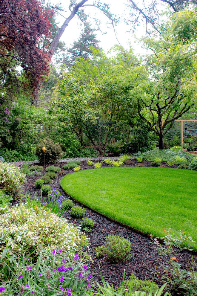 Exemple d'un jardin tendance de taille moyenne avec des pavés en brique.