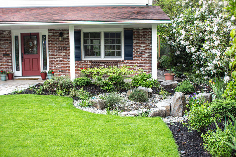 Источник вдохновения для домашнего уюта: участок и сад среднего размера в современном стиле с мощением клинкерной брусчаткой