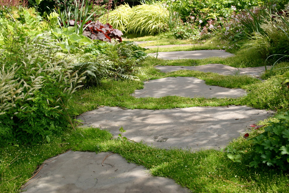 Ispirazione per un giardino minimal in ombra con pavimentazioni in pietra naturale