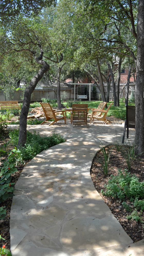 Photo of a traditional garden in Austin.