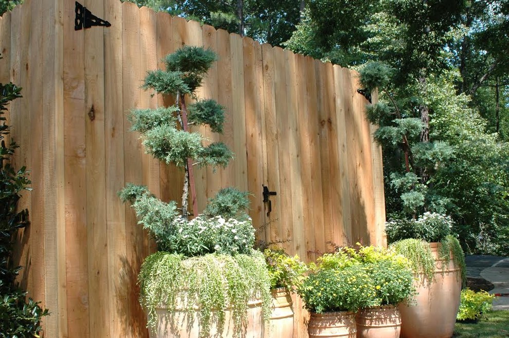 Aménagement d'un petit jardin arrière classique avec une exposition ensoleillée et des pavés en pierre naturelle.