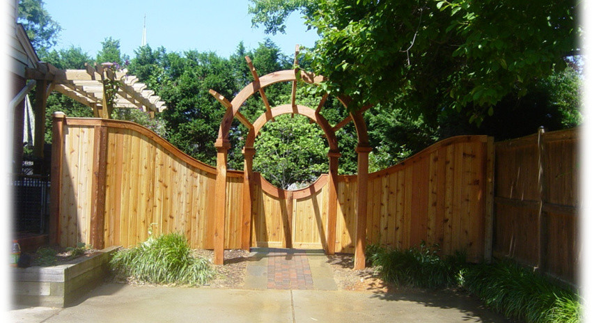 Esempio di un giardino american style nel cortile laterale con un ingresso o sentiero e pavimentazioni in cemento