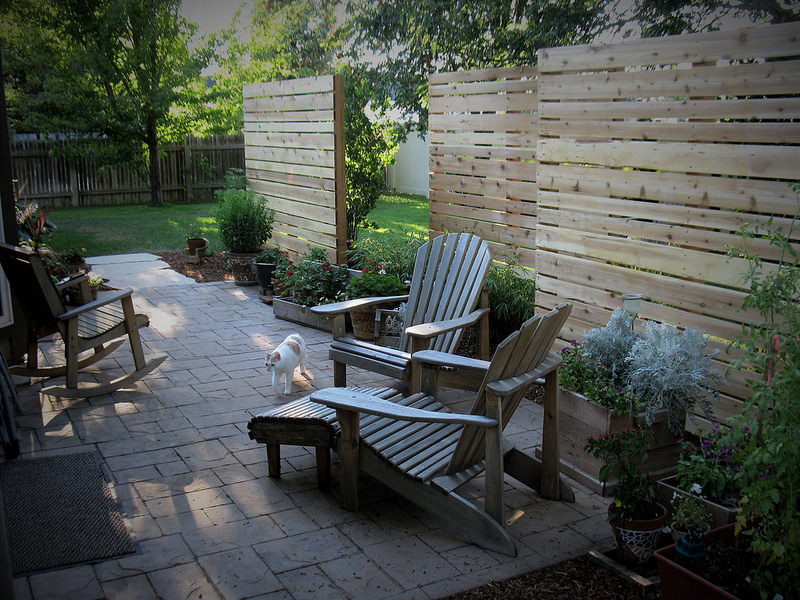 На фото: тенистый регулярный сад среднего размера на заднем дворе в современном стиле с покрытием из каменной брусчатки с
