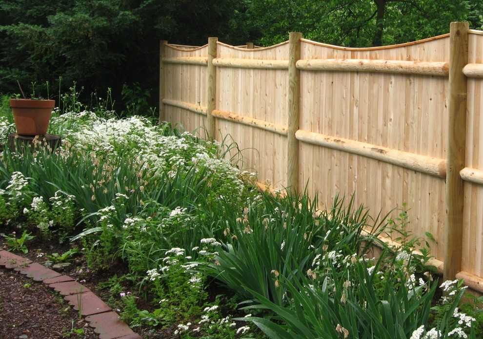 Cedar Solid Board Privacy Fence with Scalloped Top Traditional