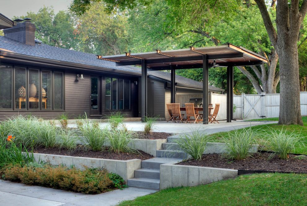 Свежая идея для дизайна: участок и сад на заднем дворе в современном стиле с с перголой - отличное фото интерьера