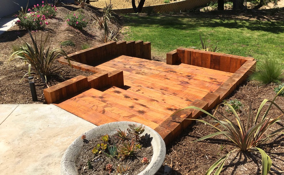 Kleiner Moderner Gartenweg im Frühling, hinter dem Haus mit direkter Sonneneinstrahlung und Mulch in San Diego