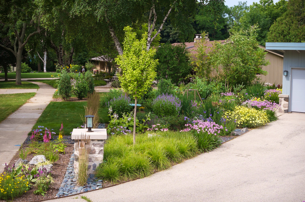 Inspiration for a mid-sized mid-century modern full sun front yard gravel driveway in Milwaukee for summer.