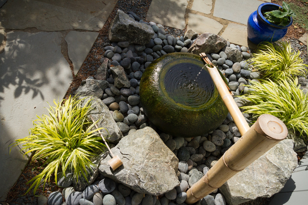 Idée de décoration pour un jardin avant asiatique de taille moyenne et l'été avec un point d'eau, une exposition ensoleillée et des pavés en pierre naturelle.