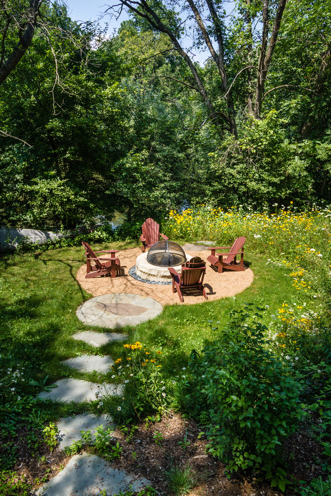 Diseño de jardín minimalista de tamaño medio en verano en patio trasero con brasero, exposición parcial al sol y adoquines de piedra natural